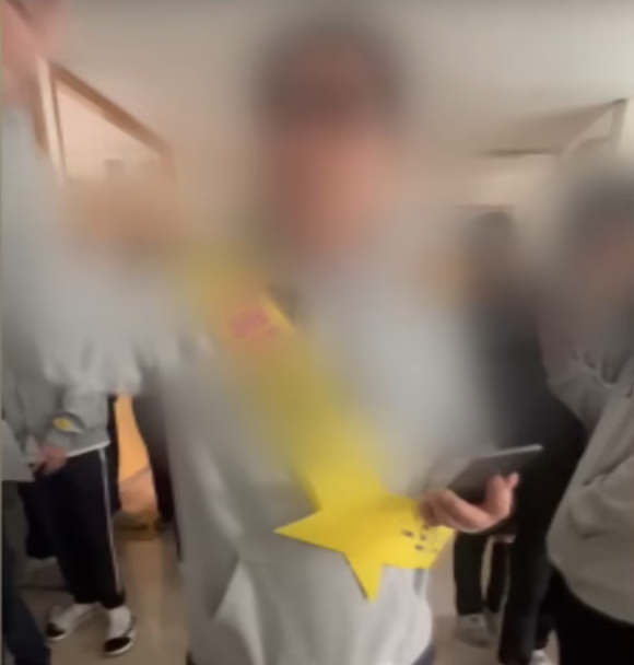 경남의 한 고등학교에 입학한 60대 남성으로 인해 학생들과 교사, 교육청까지 곤혹을 겪고 있다는 제보가 공개됐다. [사진=JTBC '사건반장' 캡처]