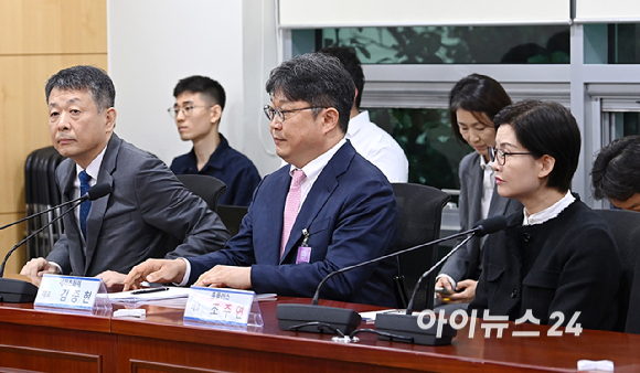김광일 MBK 부회장, 김중현 메리츠화재 대표, 조주연 홈플러스 대표가 9일 서울 여의도 국회 의원회관에서 열린 홈플러스 회생을 위한 MBK파트너스-메리츠 경영진 간담회에 참석하고 있다. [사진=곽영래 기자]