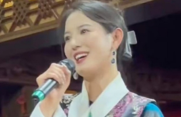 중국 윈난성에서 활동 중인 한 티베트계 여성이 한국 배우 송혜교를 닮은 외모로 관광객의 발길을 끌고 있다. 사진은 용종. [사진=바이두]