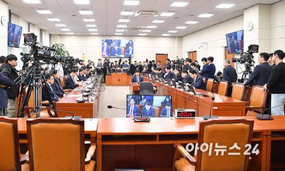 19일 서울 여의도 국회에서 열린 재정경제기획위원회 전체회의에서 이혜훈 기획예산처 장관의 자리가 비어 있다. [사진=곽영래 기자]