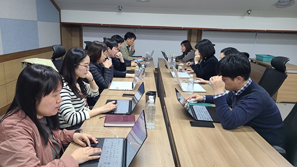 지난 15일 경북교육청이 정보보안 담당자의 업무 경감과 교육 현장 밀착 지원을 위한 TF팀 협의회를 열고 있다. [사진=경북교육청]