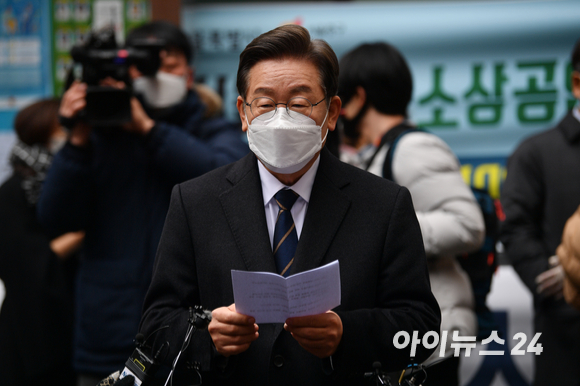 이재명 더불어민주당 대선후보가 4일 오전 서울 중구 소공동 주민센터에 마련된 사전투표소에서 제20대 대통령 선거 사전투표를 마친 후 소감을 전하고 있다. [사진=국회사진취재단]
