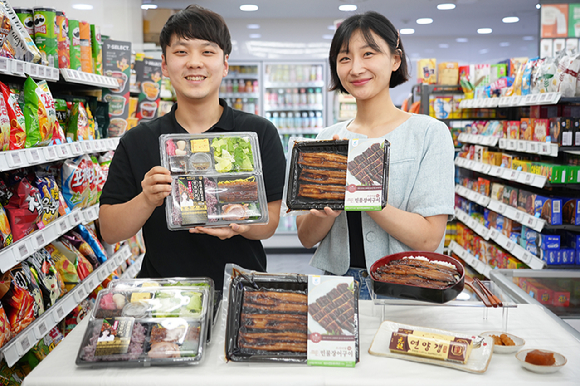 모델이 CU 자이언트 인삼 닭백숙을 먹고 있다. [사진=CU]