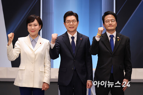 더불어민주당 전현희(왼쪽부터), 정원오, 박주민 서울시장 예비후보가 3일 서울 여의도 KBS 스튜디오에서 열린 더불어민주당 서울시장 본경선 후보자 2차 합동토론회에서 기념촬영을 하고 있다. [사진=국회사진기자단]