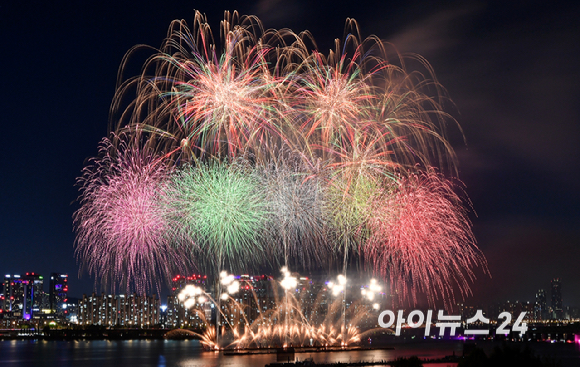 5일 밤 서울 여의도 한강공원에서 열린 '서울세계불꽃축제 2024' 에서 화려한 불꽃들이 밤 하늘을 수놓고 있다. [사진=곽영래 기자]