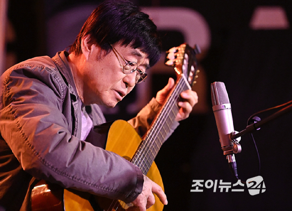 가수 김창완이 27일 서울 종로구 팡타개러지에서 열린 김창완밴드 싱글 'Seventy' 발매 기자간담회에서 무대를 선보이고 있다. [사진=곽영래 기자]