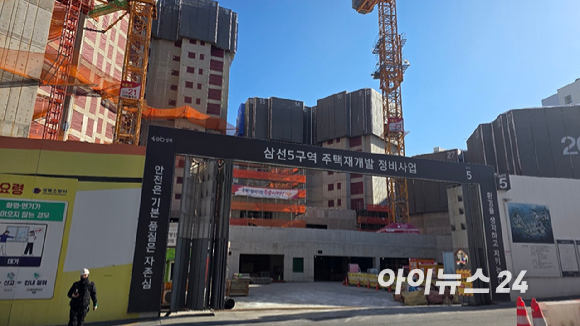 분양권 매도자와 매수자 간 기대 차이가 큰 것으로 나타나 거래 활성화로 이어지기는 힘들 것이란 전망이 나오고 있다. 사진은 서울 노원구 서울원 아이파크 공사 현장. 2025.12.03. [사진=이수현 기자]