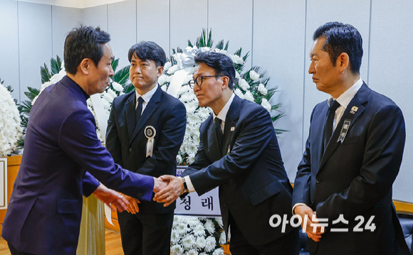 김민석 국무총리와 정청래 더불어민주당 대표가 27일 오전 서울 종로구 서울대학교병원 장례식장에 故 이해찬 전 국무총리의 빈소에서 조문객들의 조문을 받고 있다. [사진=사진공동취재단]