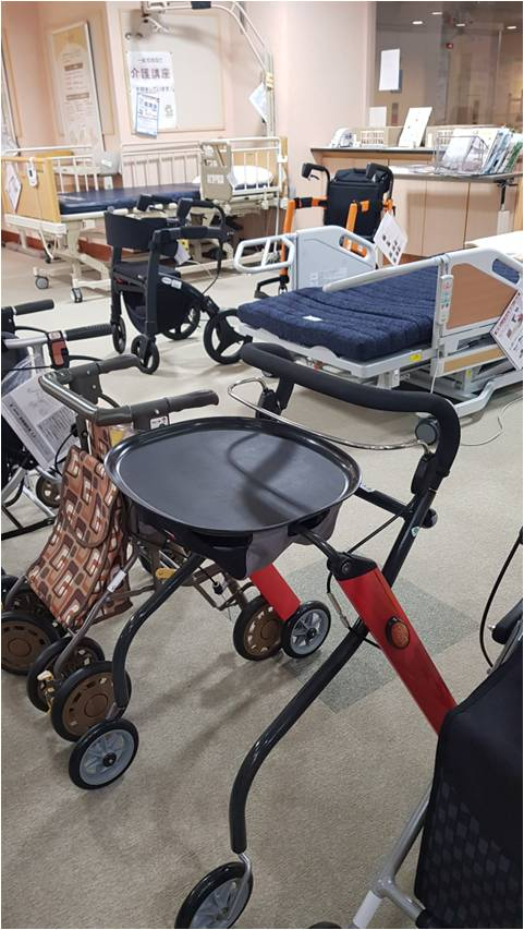 일본 후쿠오카시민복지프라자 3층에 위치한 '개호실습센터'는 최근 다양한 기능을 지닌 휠체어를 사용하고 있다. 사진은 식당에서 서빙하는 노인이 늘어나면서 등장한 쟁반이 달린 보행기. [사진=조인케어 제공]
