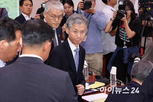 조희대 대법원장이 13일 서울 여의도 국회에서 열린 법제사법위원회의 대법원 등에 대한 국정감사에 출석해 인사말을 마친 뒤 이석하고 있다. [사진=곽영래 기자]