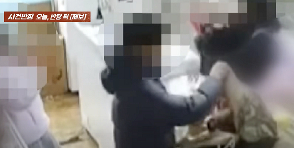 한 초등학생 무리가 수개월 동안 무인 매장에서 상습적인 절도 행위를 벌였다는 점주의 하소연이 전해졌다. 사진은 초등생 무리가 매장에서 절도를 저지르는 모습. [사진=JTBC]