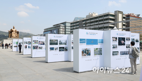 21일 서울 종로구 광화문 광장에서 열린 제61회 한국보도사진전 '순간의 포착, 진실의 기록' 개막식에서 참석자들이 개막을 알리는 커팅식을 하고 있다. 왼쪽부터 유인촌 문화체육관광부 장관, 권영세 국민의힘 비상대책위원장, 이호재 한국사진기자협회장, 우원식 국회의장, 박찬대 더불어민주당 대표 직무대행 겸 원내대표, 오세훈 서울시장. [사진=사진공동취재단]