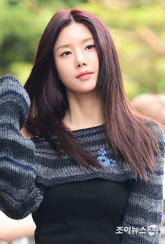 가수 권은비가 28일 오전 서울 영등포구 여의도 KBS신관에서 열린 KBS2 뮤직뱅크 녹화에 참석하고 있다. [사진=정소희 기자]