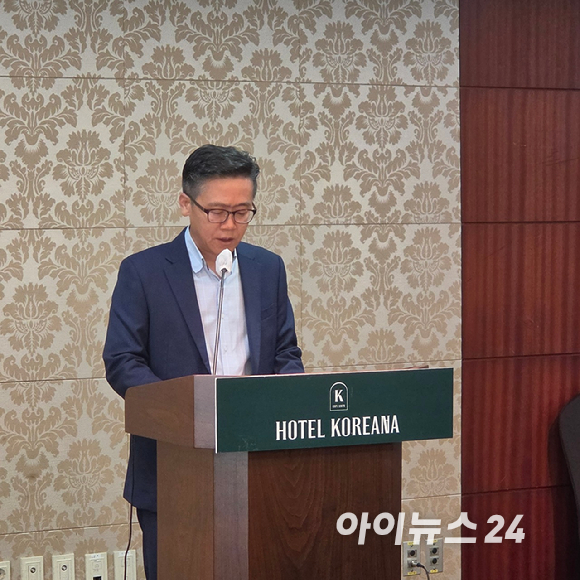 김태호 전 큐어세라퓨틱스 대표가 7일 오전 서울 중구의 코리아나호텔에서 기자회견문을 열고 입장을 밝히고 있다. 2026.08.07. [사진=이효정 기자 ]