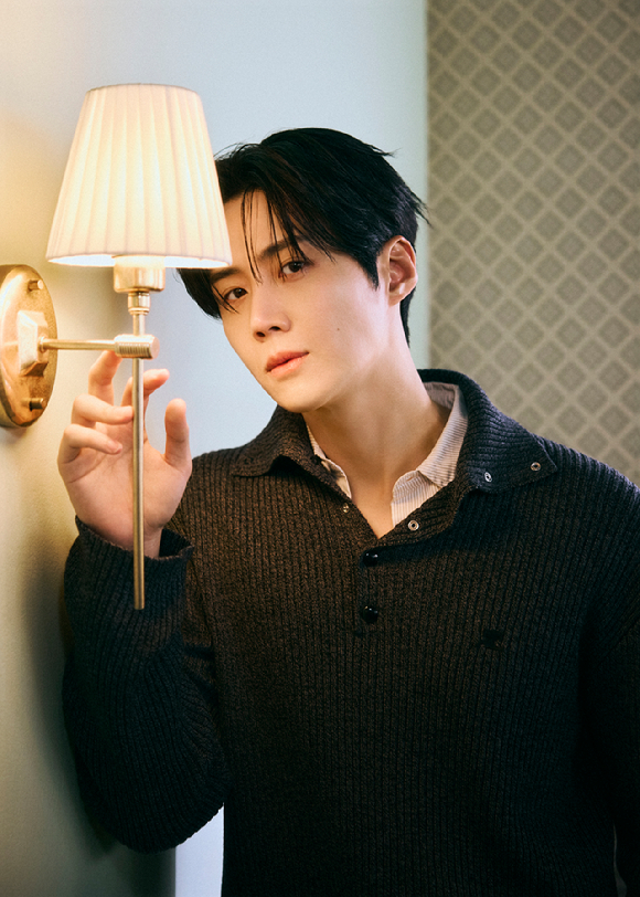 배우 김선호가 넷플릭스 시리즈 '이 사랑 통역 될까요?' 인터뷰에 앞서 포즈를 취하고 있다. [사진=넷플릭스]