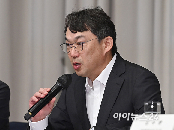 이규봉 경영지원총괄 전무, 전상진 경영총괄, 김수환 대외협력본부장 부사장, 양종환 신세계 감사팀장상무가 26일 서울 강남구 조선팰리스 호텔에서 열린 스타벅스 5.18 '탱크데이' 마케팅 관련 진상조사 결과를 설명하고 있다. [사진=곽영래 기자]