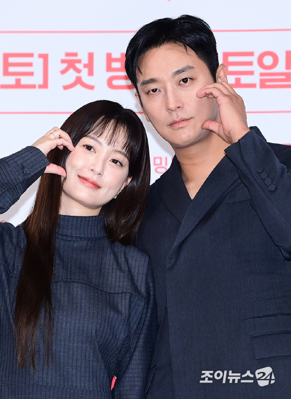 배우 정유미와 주지훈이 18일 오후 서울 구로구 라마다서울신도림호텔에서 열린 tvN 새 토일드라마 '사랑은 외나무다리에서' 제작발표회에 참석해 포토타임을 갖고 있다. [사진=정소희 기자]