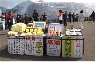 일본 규슈의 활화산 아소산에서 파는 유황 [사진=유지곤제공]