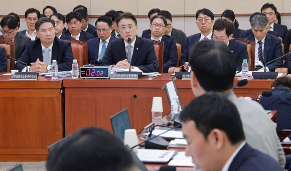 이진수 법무부 장관 직무대행이 8일 국회 법제사법위원회에서 열린 법무부, 대한법률구조공단 등에 대한 국정감사에서 법사위원 질의에 답하고 있다. 2026.10.8 [사진=연합뉴스]