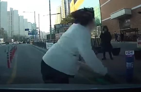 택시 승강장을 지나던 한 차량이 좌측에서 갑자기 튀어 나온 전동 킥보드와 추돌하는 사고 영상이 공개됐다. [사진=유튜브 '한문철 TV' 캡처]
