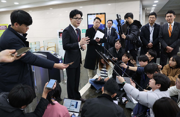 한동훈 법무부 장관이 22일 오후 서울 여의도 국회 의정관에서 열린 2023 국회 세미나 '지방소멸 위기, 실천적 방향과 대안'에 참석한 후 취재진 질문에 답하고 있다. [사진=뉴시스]