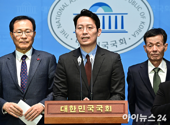 만취 상태로 음주운전을 하다가 사고를 낸 혐의로 재판에 넘겨진 배우 김새론이 지난 2023년 4월 5일 오전 서울 서초구 서울중앙지법에서 열린 도로교통법 위반(음주운전ㆍ사고 후 미조치) 혐의 관련 선고공판에 출석한 후 법정을 나서고 있다. 김새론은 1심서 벌금 2천만원을 선고 받았다. [사진=아이뉴스24 포토DB]