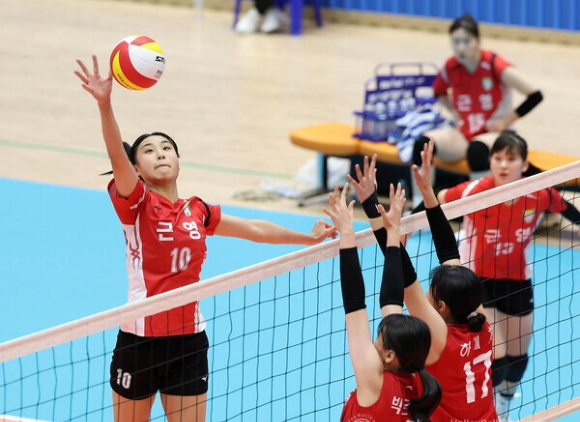지난 3월 19일 충북 단양군 매포체육관에서 열린 2024 춘계 전국중&middot;고배구 연맹전 여자고등부 6강전 목포여상과 전주근영여고 경기에서 목포여상 이주아가 서브를 넣고 있다. [사진=발리볼코리아닷컴]