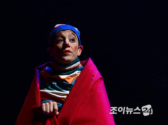 15일 오후 서울 잠실종합운동장 내 빅탑에서 열린 태양의서커스 '쿠자(KOOZA)' 프레스 컨퍼런스에서 배우들이 샤리바리(Charivari) 무대를 선보이고 있다. [사진=정소희 기자]
