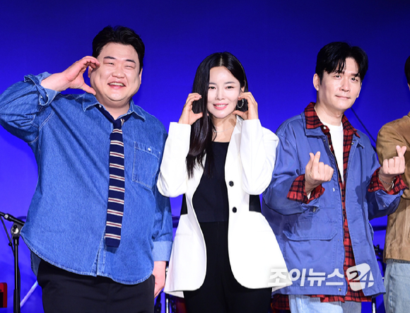 아묻따밴드가 12일 오후 서울 동숭동 SA홀에서 열린 첫 디지털 싱글 '알고 있잖아' 발매 기념 쇼케이스에 참석하고 있다. [사진=정소희 기자]