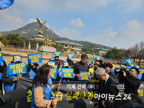 김유진 무안공항 제주항공 여객기 참사 유가족 협의회 대표가 9일 주진우 대통령 비서관에게 항의 서한을 전달하고 있다. [사진=설재윤 기자]