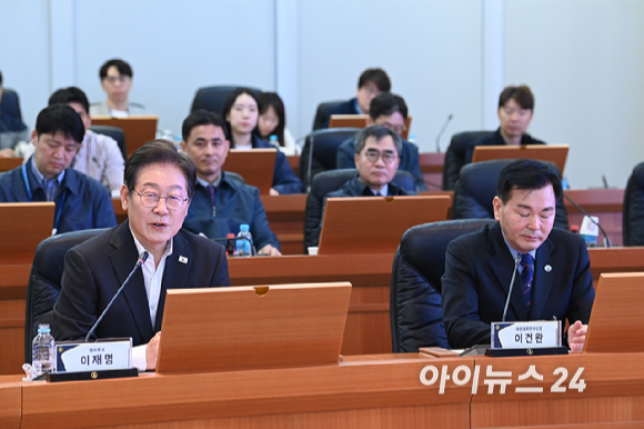 이재명 더불어민주당 대선경선후보가 17일 오전 대전 유성구 국방과학연구소를 방문, 현장간담회에서 발언하고 있다. [사진=국회사진취재단]
