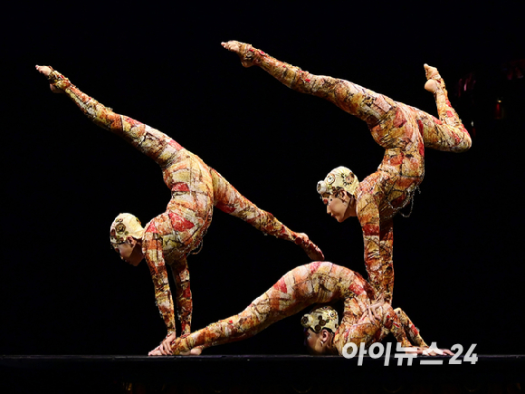 15일 오후 서울 잠실종합운동장 내 빅탑에서 열린 태양의서커스 '쿠자(KOOZA)' 프레스 컨퍼런스에서 배우들이 환상적인 무대를 선보이고 있다. [사진=정소희 기자]