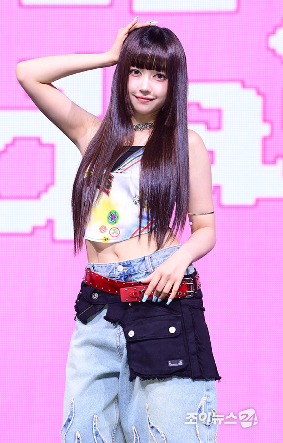 그룹 아워벌스데이(OURBIRTHDAY) 아치라야가 19일 오후 서울 용산구 블루스퀘어에서 열린 데뷔 쇼케이스에 참석해 포토타임을 갖고 있다. [사진=정소희 기자]