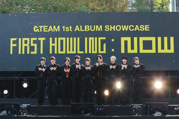 &TEAM(앤팀)이 16일 오후 일본 도쿄 롯폰기 힐스 아레나에서 첫 번째 정규 앨범 'First Howling : NOW' 발매 기념 쇼케이스를 열고 포토타임을 갖고 있다. [사진=하이브 레이블즈]