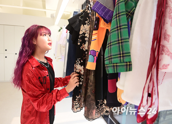 글로벌 K-POP 아이돌 체험 플랫폼 케이팝아케이드(K-POP ARCADE)와 블록체인 핀테크 전문 기업 주식회사 다윈케이에스(DaWinKS)가 글로벌 관광객을 위한 스마트 체험 관광 생태계 구축을 목표로 전략적 업무협약(MOU)을 체결했다. 24일 서울 성동구 성수동 케이팝아케이드에서 이종명 다윈KS 대표와 이한솔 케이팝아케이드 대표가 업무협약식을 갖고 있다. [사진=정소희 기자]