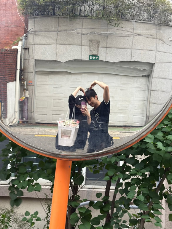 공개 열애 중인 배우 지예은과 댄서 바타가 커플 사진을 공개했다. [사진=바타 SNS]