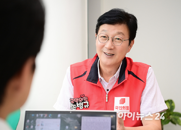 국민의힘 최고위원 출마를 선언한 손범규 인천 남동갑 당협위원장이 29일 인천 남동구에 위치한 개인사무실에서 아이뉴스24와 인터뷰를 갖고 있다. [사진=정소희 기자]