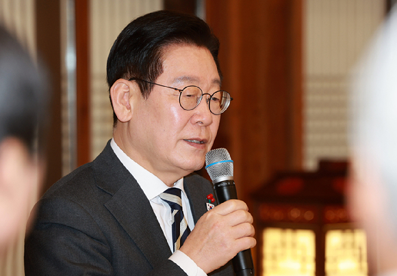 이재명 대통령이 16일 청와대 상춘재에서 열린 정당 지도부 초청 오찬에서 발언하고 있다. 2026.1.16 [사진=연합뉴스]