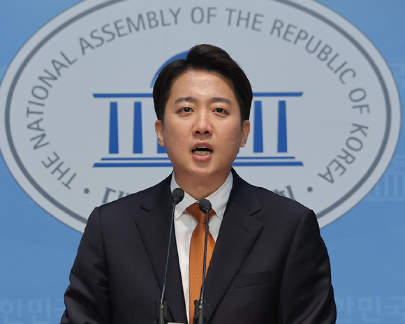 개혁신당 이준석 대선 후보가 22일 서울 여의도 국회 소통관에서 국민의힘 김문수 대선 후보와의 단일화 요구에 대한 입장 발표 기자회견을 하고 있다. 2025.5.22 [사진=연합뉴스]