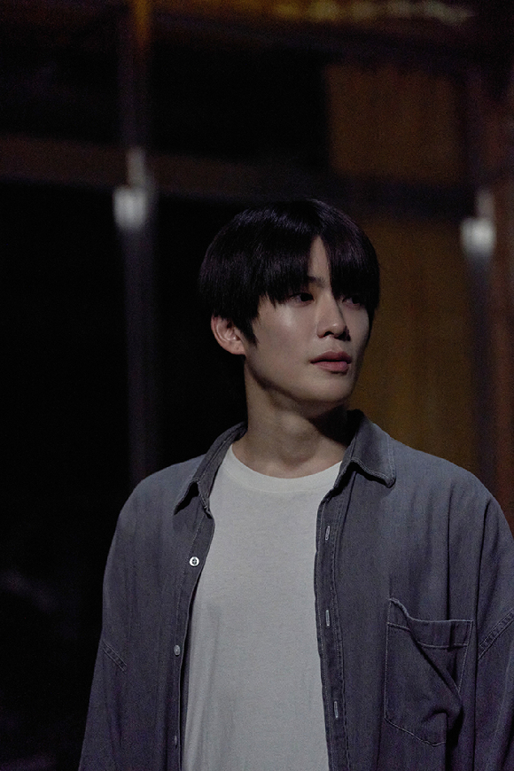이윤석 감독이 영화 '6시간 후 너는 죽는다' 인터뷰에 앞서 포즈를 취하고 있다. [사진=㈜트리플픽쳐스]