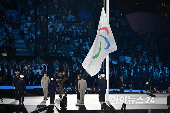 28일(현지시간) 프랑스 파리 콩코드 광장에서 열린 2024 파리 패럴림픽 개막식에서 패럴림픽 깃발이 게양되고 있다. [사진=사진공동취재단]