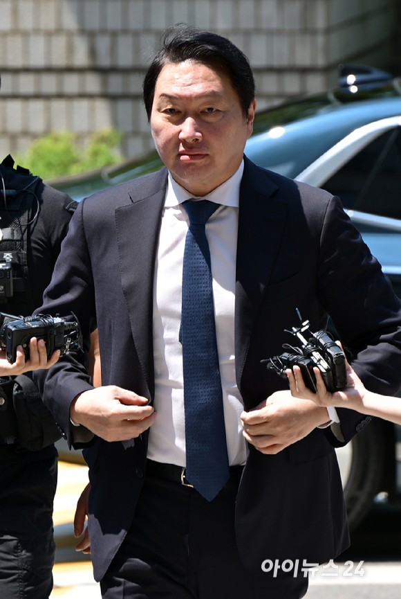 최태원 SK그룹 회장이 15일 서울 서초구 서울고등법원에서 열린 재산분할 파기환송심 2차 조정 기일에 출석하고 있다. [사진=사진공동취재단 ]