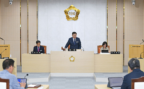 김명수 광주 광산구의회 의장이 '제290회 임시회' 폐회를 선언하고 있다 [사진=광주시 광산구의회]