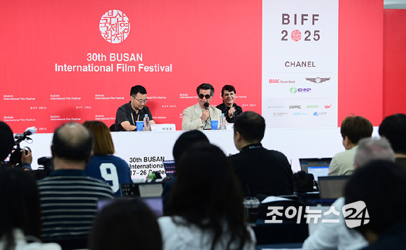 이란 감독 자파르 파나히가 18일 오전 부산광역시 해운대구 영화의 전당에서 열린 제30회 부산국제영화제 올해의 아시아영화인상 갈라 프레젠테테이션 기자회견에 참석하고 있다. [사진=정소희 기자]