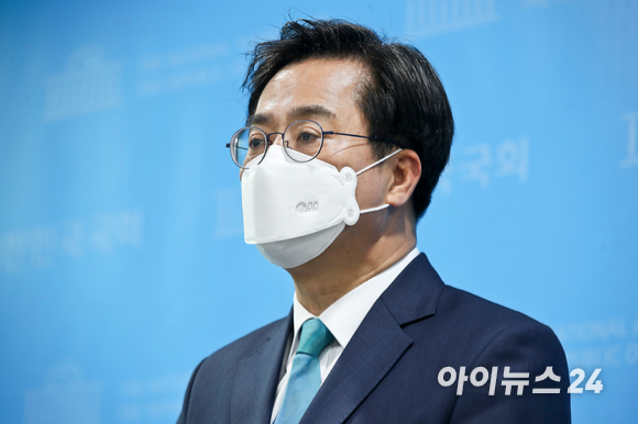 더불어민주당 김동연 경기지사 후보가 26일 오전 서울 여의도 국회에서 열린 정견 및 정책발표 기자회견에서 발언하고 있다. [사진=김성진 기자]