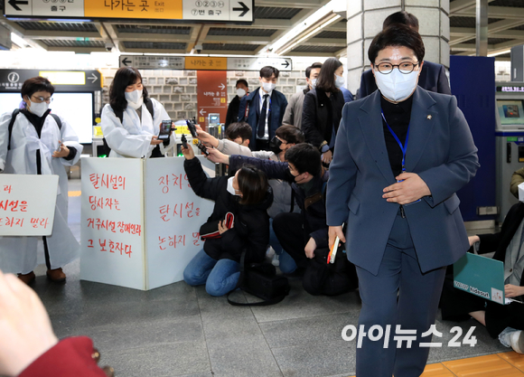 임이자 인수위 사회문화복지분과 간사가 29일 오전 서울 경복궁역에 전국장애인차별철폐연대(전장연) 회원들과 면담을 위해 회의장으로 들어서고 있다. [사진=인수위사진기자단]