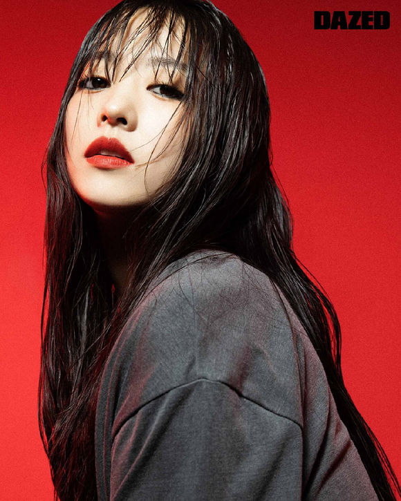 배우 박보영이 화보 촬영에서 포즈를 취하고 있다. [사진=데이즈드]