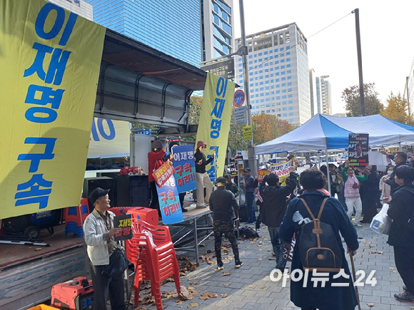 보수단체 회원들이 15일 이재명 더불어민주당 대표가 '공직선거법' 위반 혐의 1심에서 유죄를 선고받자 춤을 추고 있는 모습 [사진=라창현 기자]