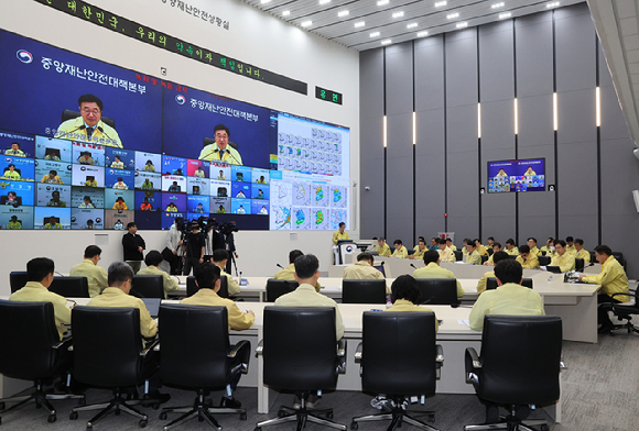 국가정보자원관리원 대전 본원 화재로 전산망 마비 사태가 나흘째 이어진 지난달 29일 서울 종로구 정부서울청사 출입구에 모바일 출입증 사용 불가 안내문이 붙어 있다. [사진=연합뉴스]