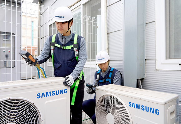 삼성전자서비스 엔지니어가 에어컨 사전 점검을 하고 있다. [사진=삼성전자서비스]